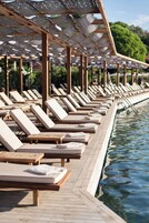 Ubicación a pie de playa y arena negra