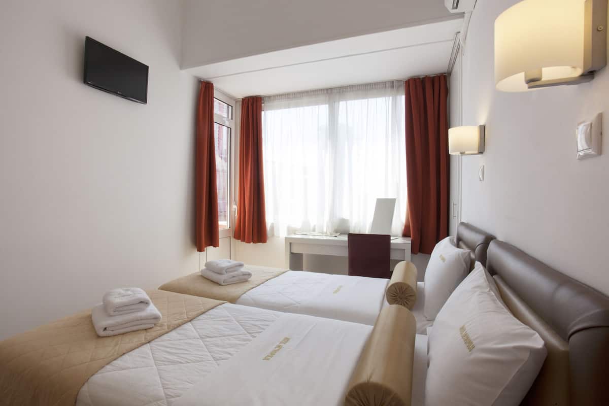 Premium bedding, in-room safe, desk, blackout drapes