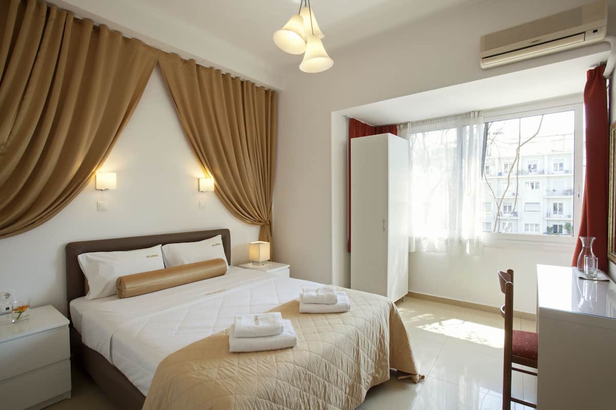 Premium bedding, in-room safe, desk, blackout drapes