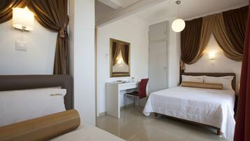 Una habitación de hotel con cama, escritorio y silla.