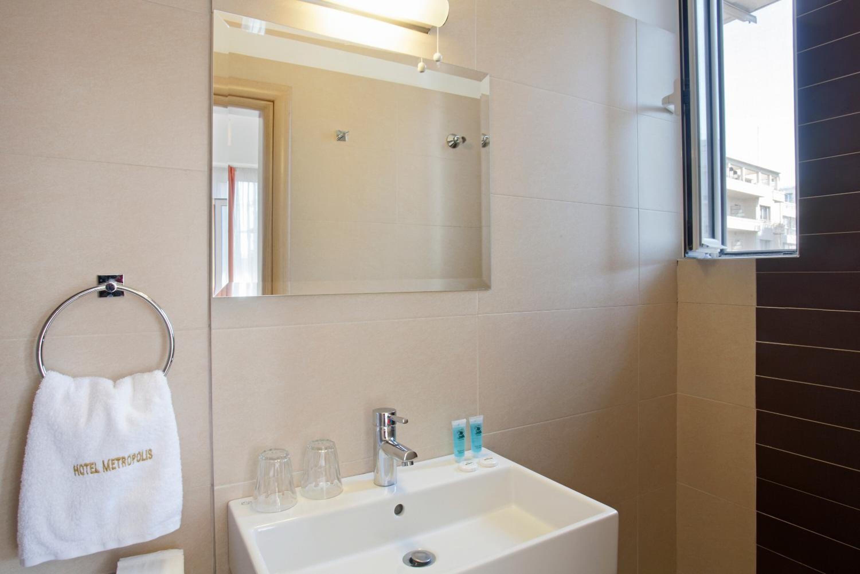 shower, hydromassage showerhead, free toiletries, hair dryer