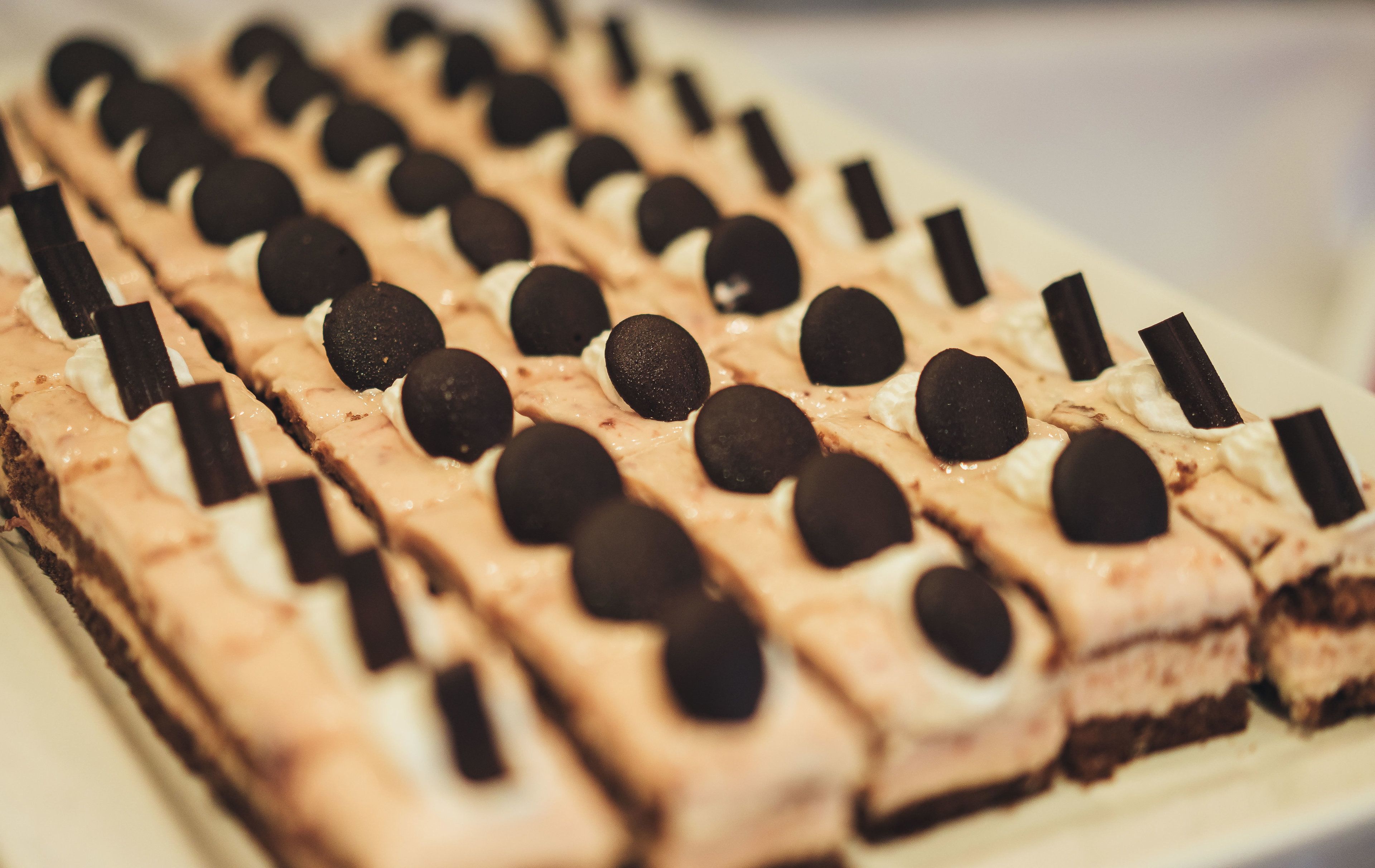 2 restaurants, breakfast, lunch, dinner served; international cuisine