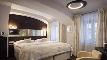 Hypo-allergenic bedding, minibar, in-room safe, desk