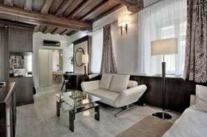 Minibar, in-room safe, desk, soundproofing - Hotel Grand (Cesky Krumlov)