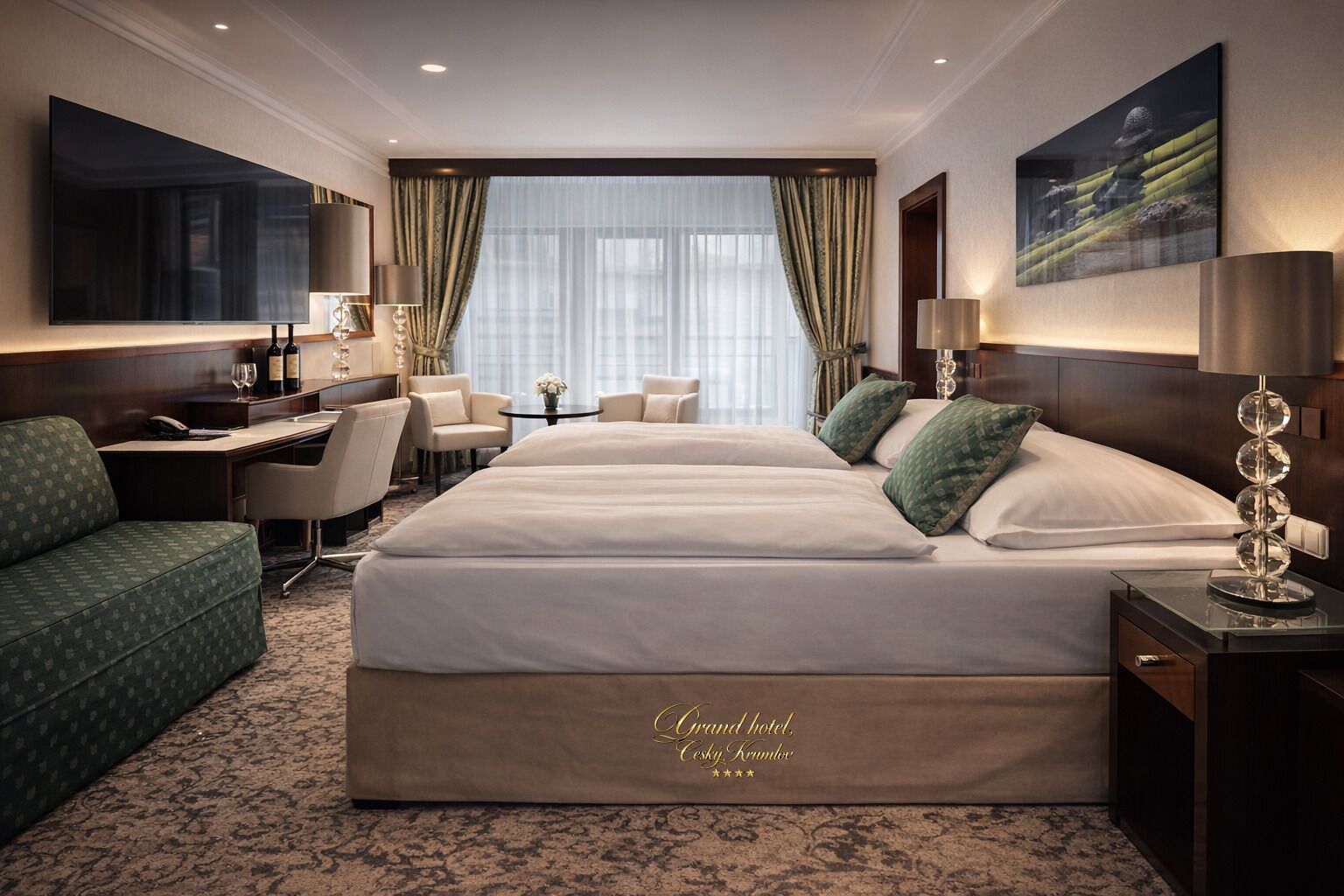 Una habitación de hotel con una cama grande, un escritorio con una silla, un sofá y un televisor.