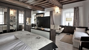 Une chambre d’hôtel moderne équipée d’un grand lit, d’un bureau, d’un canapé et d’une télévision.