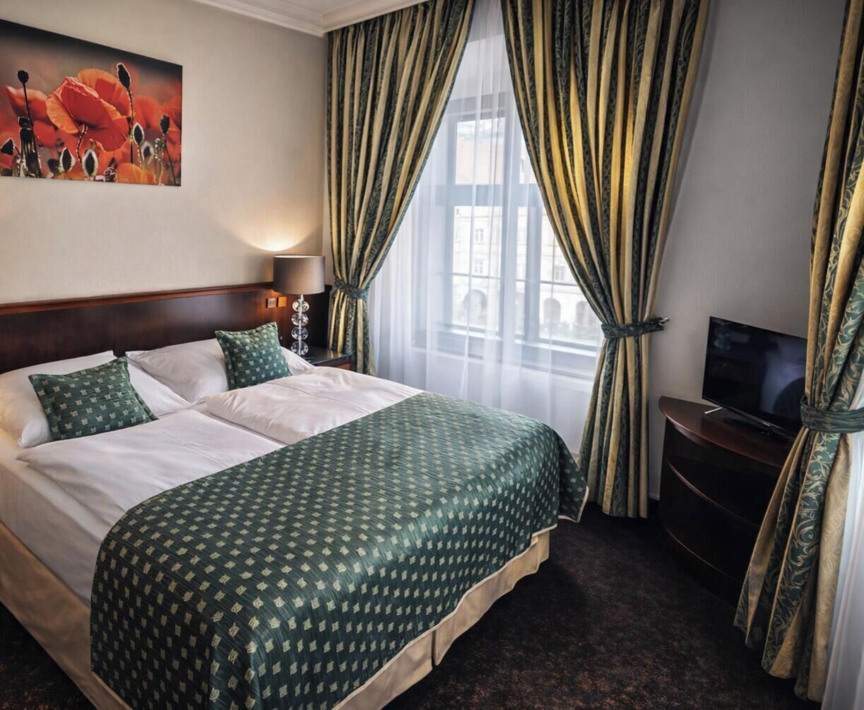 Suite | Hypo-allergenic bedding, minibar, in-room safe, desk