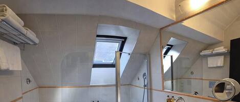 Un baño moderno con bañera, ducha y lavamanos.