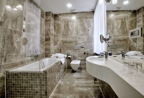 Combined shower/bathtub, free toiletries, hair dryer, towels