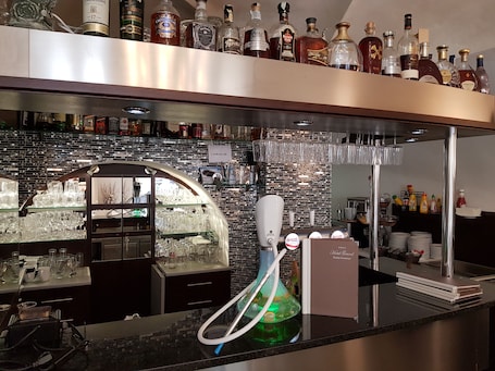 Breakfast, lunch, dinner served; international cuisine . Hotel Grand