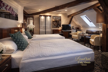 Deluxe Double Room | Hypo-allergenic bedding, minibar, in-room safe, desk. Hotel Grand