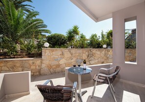 Caja de seguridad en la habitación y escritorio 