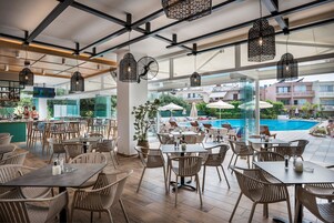 Μπαρ δίπλα στην πισίνα