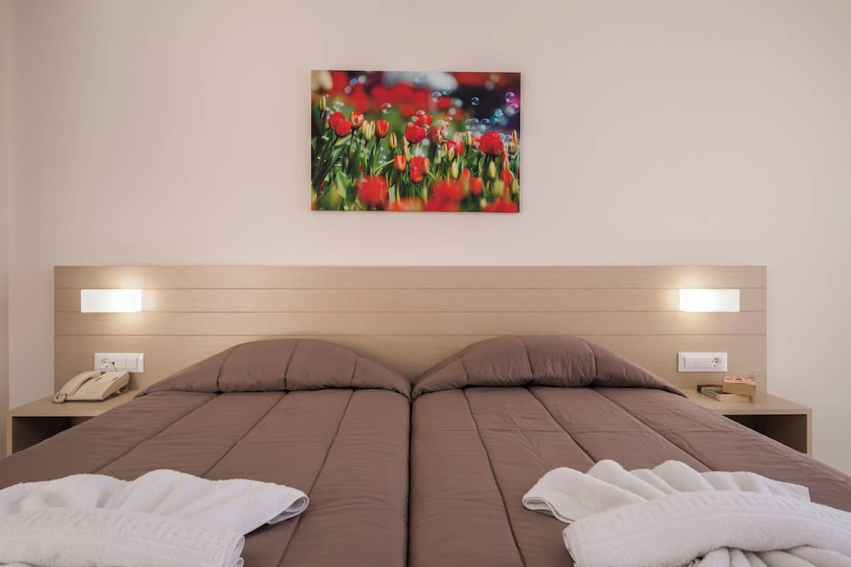 In-room safe, desk, soundproofing, free WiFi