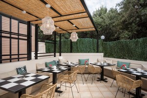 Μπαρ δίπλα στην πισίνα