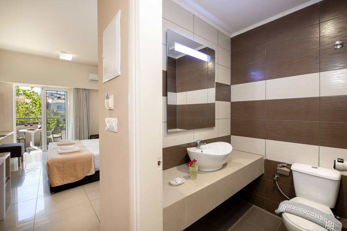 studio,ground floor | bathroom | shower, hair dryer, towels, soap
