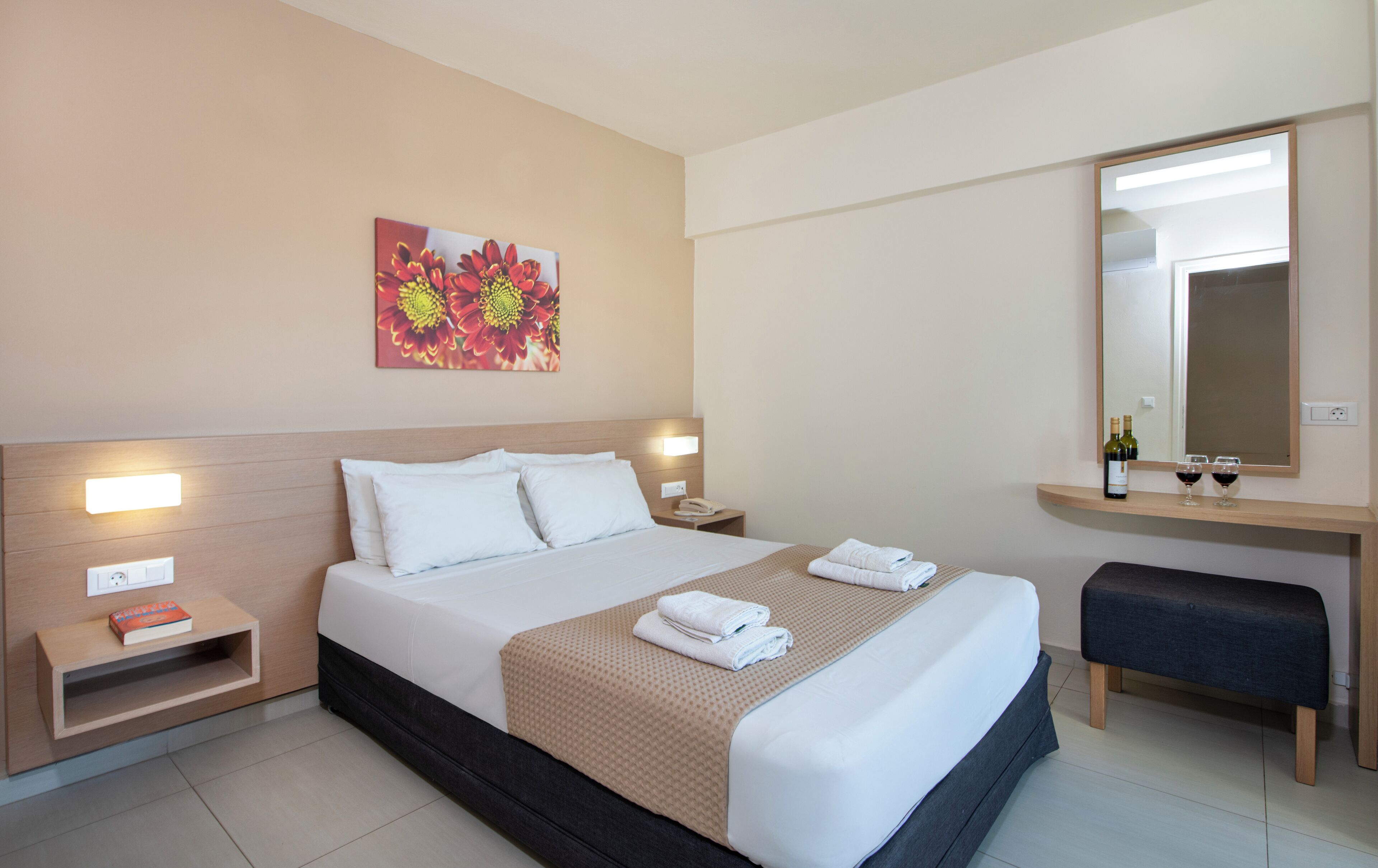 Caja de seguridad en la habitación y escritorio 