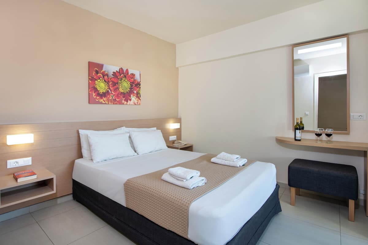 One Bedroom Apartment | In-room safe, soundproofing, WiFi (free), bed sheets