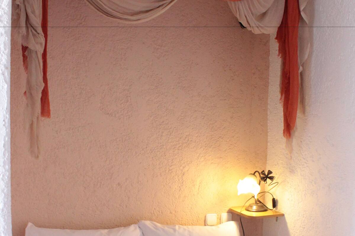 Quarto solteiro | Escrivaninha, berços grátis, Wi-Fi de cortesia, roupa de cama