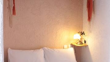 Single Room | Desk, free cribs/infant beds, free WiFi, bed sheets