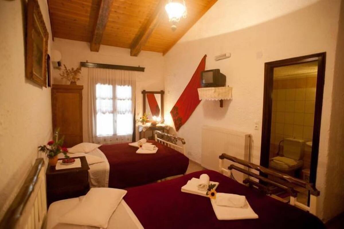 Quarto standard | Escrivaninha, berços grátis, Wi-Fi de cortesia, roupa de cama