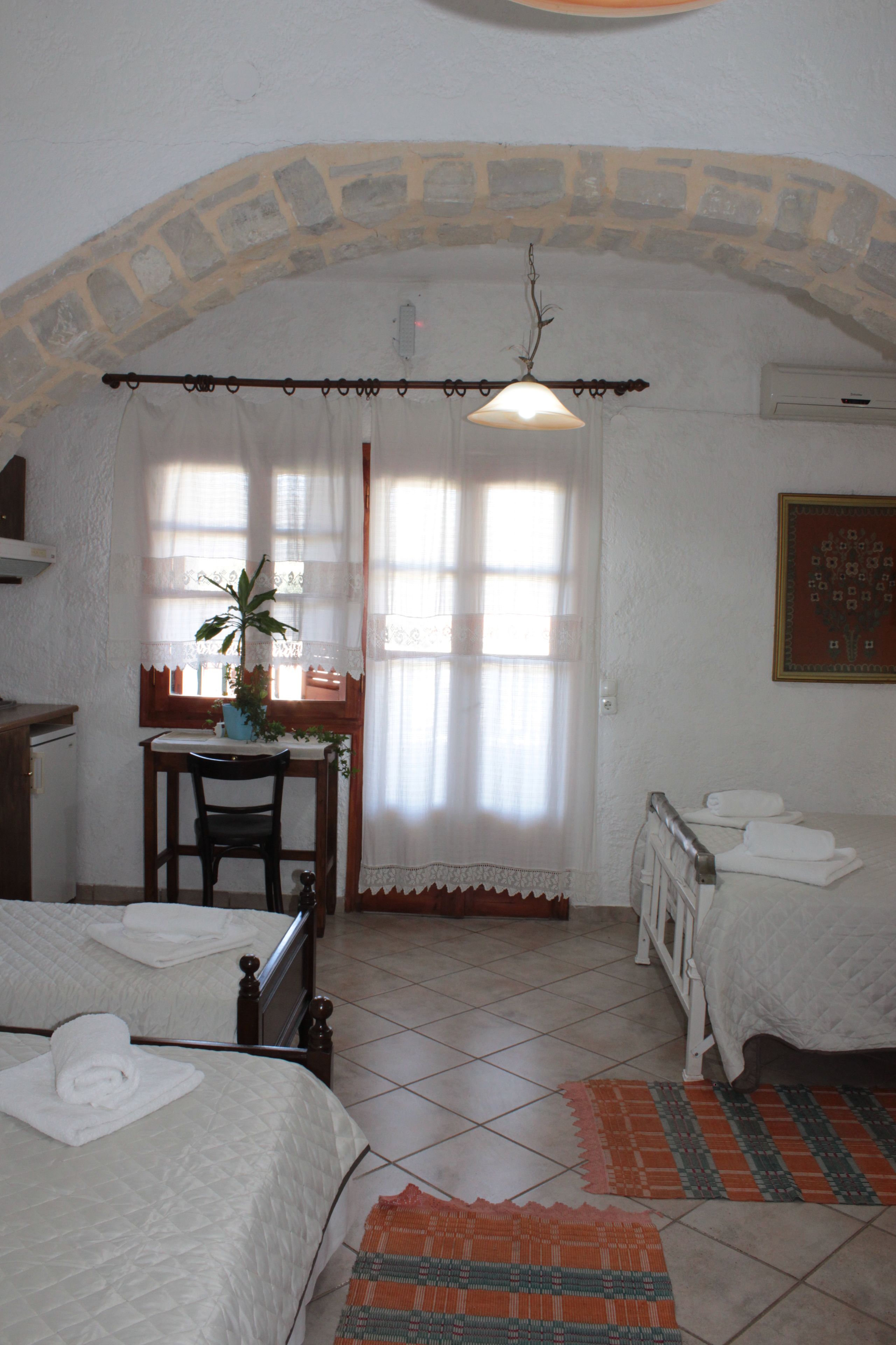 Quadruple Room | Desk, free cribs/infant beds, free WiFi, bed sheets