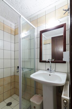 Douche, séchoir à cheveux, serviettes fournies