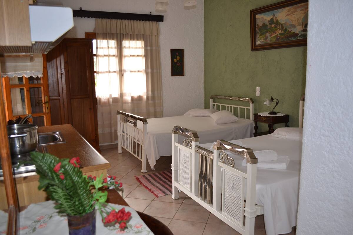Quarto quádruplo | Escrivaninha, berços grátis, Wi-Fi de cortesia, roupa de cama