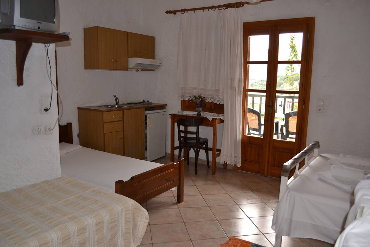 Quarto triplo standard | Escrivaninha, berços grátis, Wi-Fi de cortesia, roupa de cama
