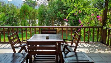 Premier Double Room, 1 King Bed, Corner | 2 bedrooms, minibar, in-room safe, desk