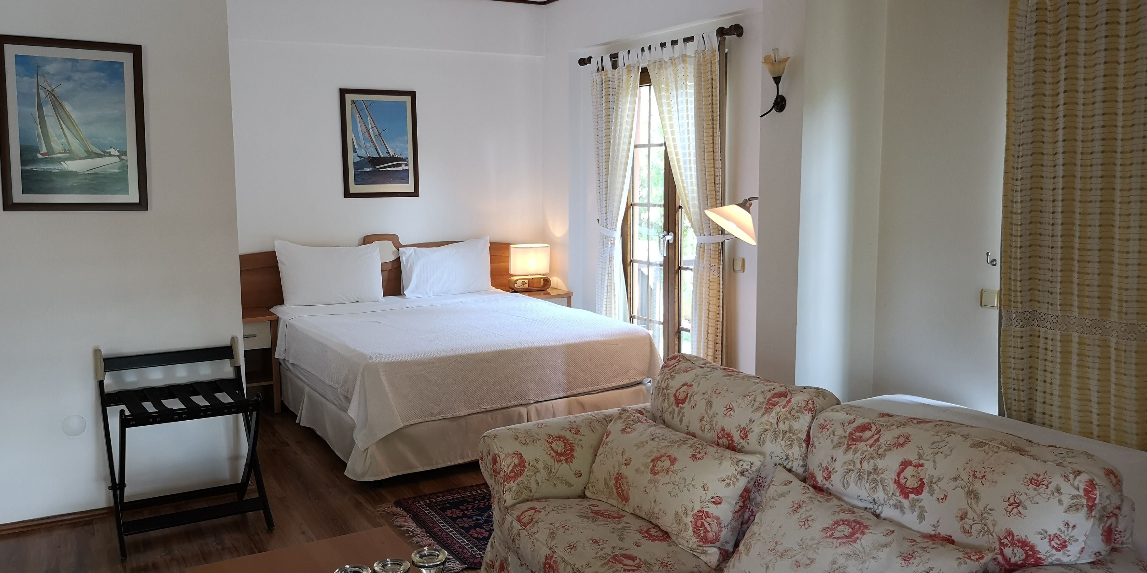 Habitación Premier doble, 1 cama de matrimonio grande, en esquina | Minibar, caja fuerte, escritorio y cortinas opacas