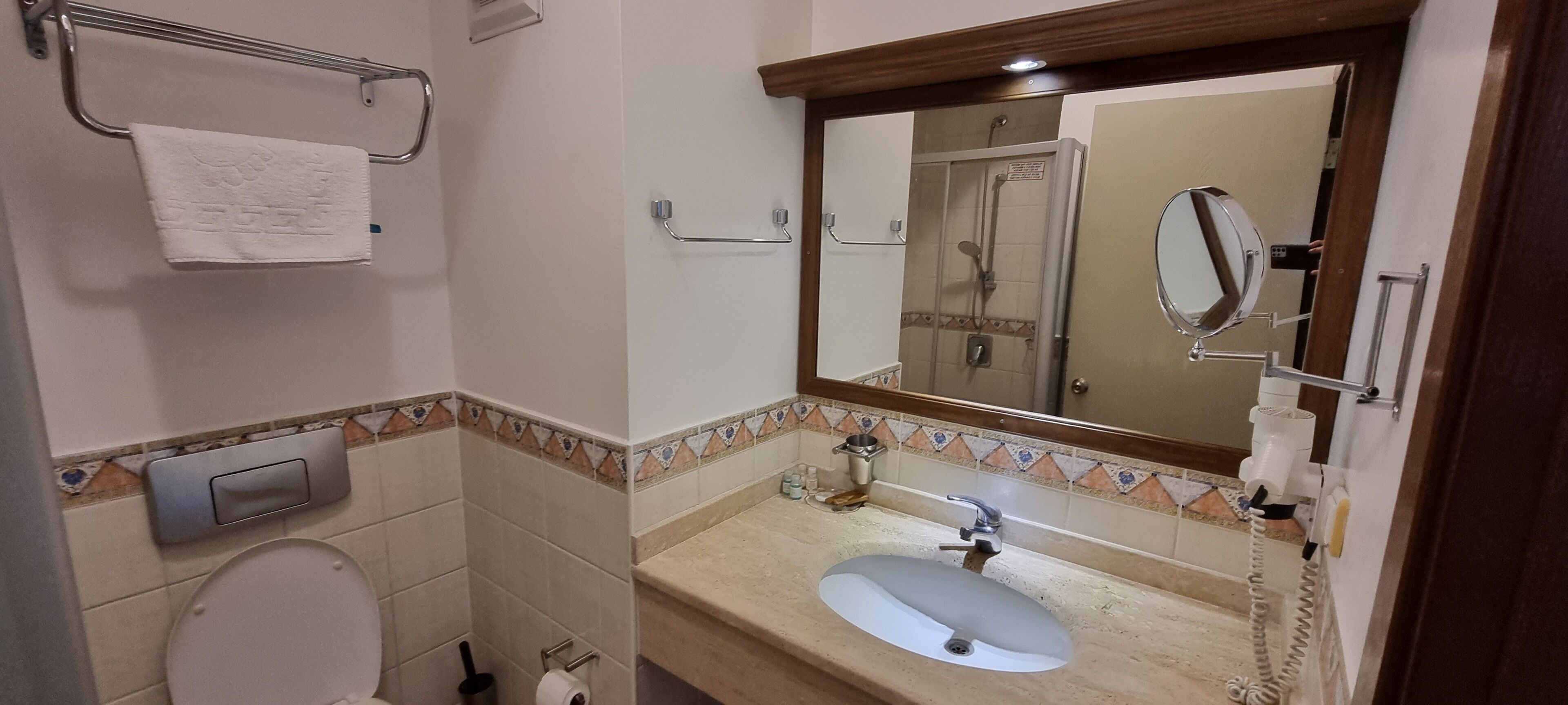 Un bagno con toilette, lavandino e doccia.