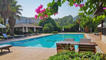 Una piscina al aire libre de temporada, camas de piscina gratis
