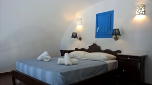 Suite, uitzicht op zee (Maisonette) | Een minibar, een kluis op de kamer, een strijkplank/strijkijzer