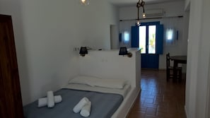 Suite, Poolblick | Minibar, Zimmersafe, Bügeleisen/Bügelbrett, Babybetten