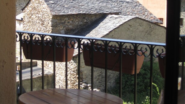 A balcony with a view of a village and mountains. - San Marsial Benasque Hotel&Apartamentos (Benasque)