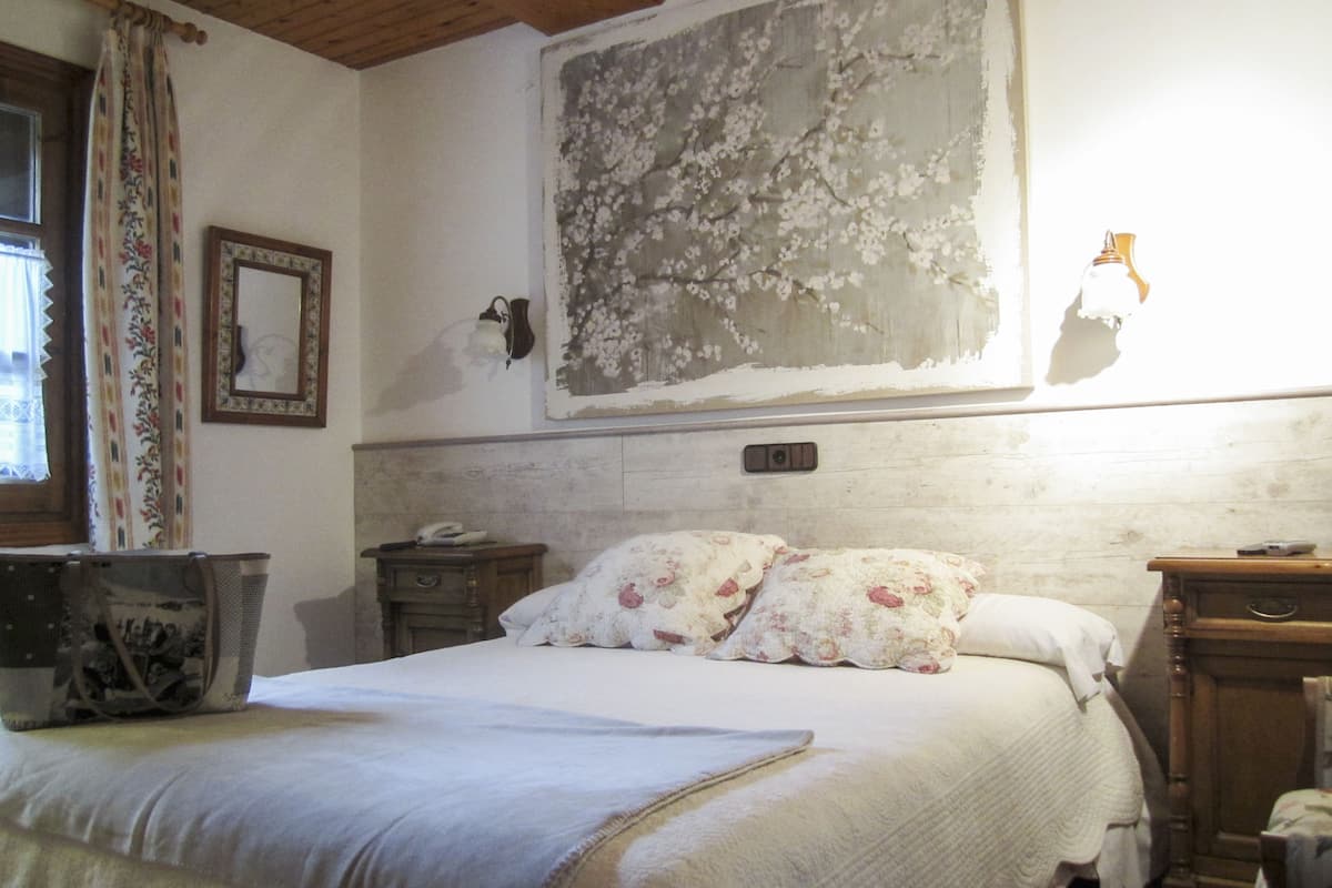 Escritorio, cortinas blackout, wifi gratis y decoración personalizada