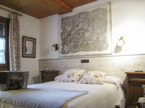 Individually decorated, individually furnished, desk, blackout curtains - San Marsial Benasque Hotel&Apartamentos (Benasque)