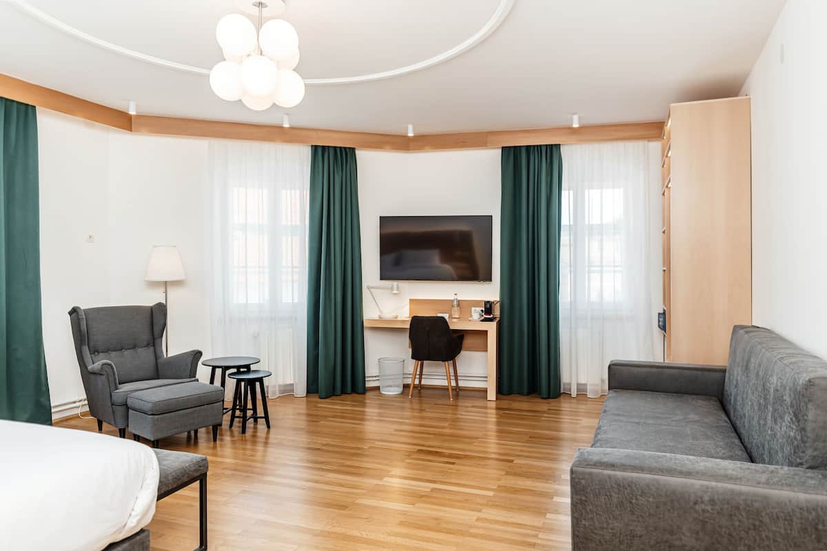 Deluxe Double Room | Minibar, individually decorated, individually furnished, desk