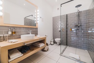 Ducha, artículos de tocador gratuitos, secador de pelo, pantuflas