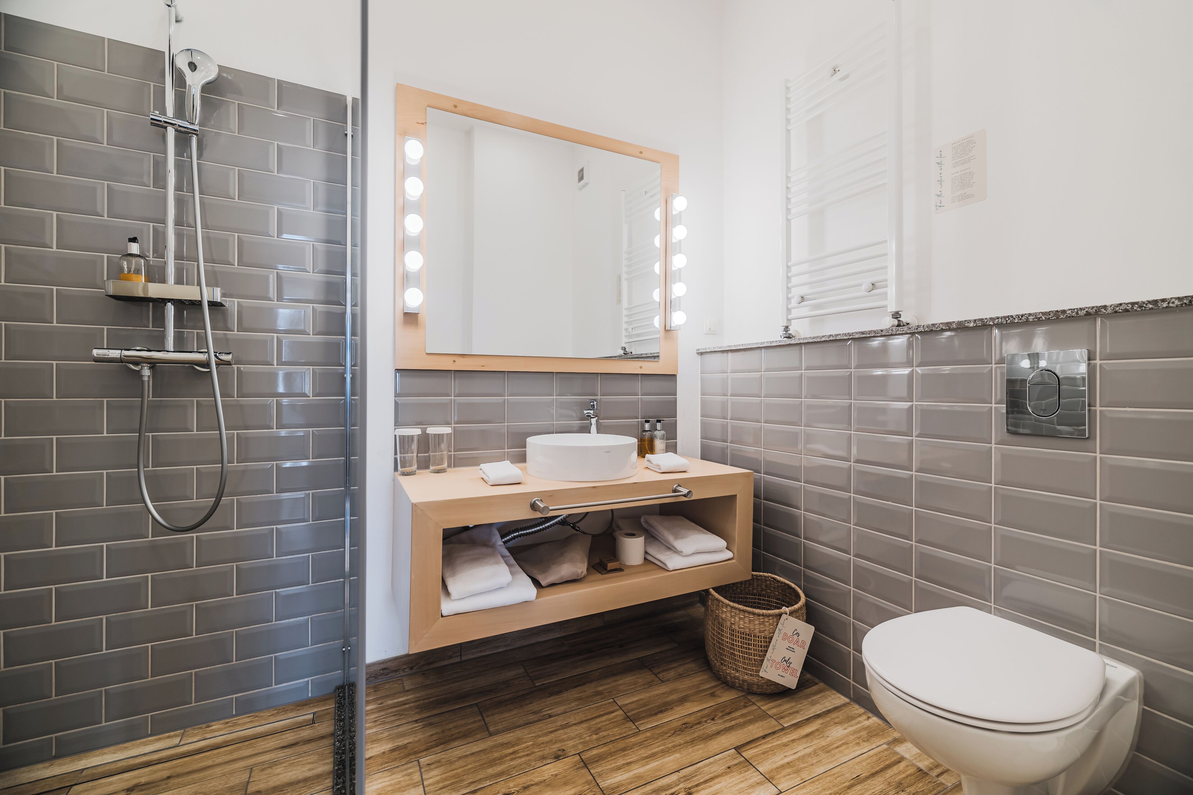 Un baño moderno con ducha, tocador e inodoro.