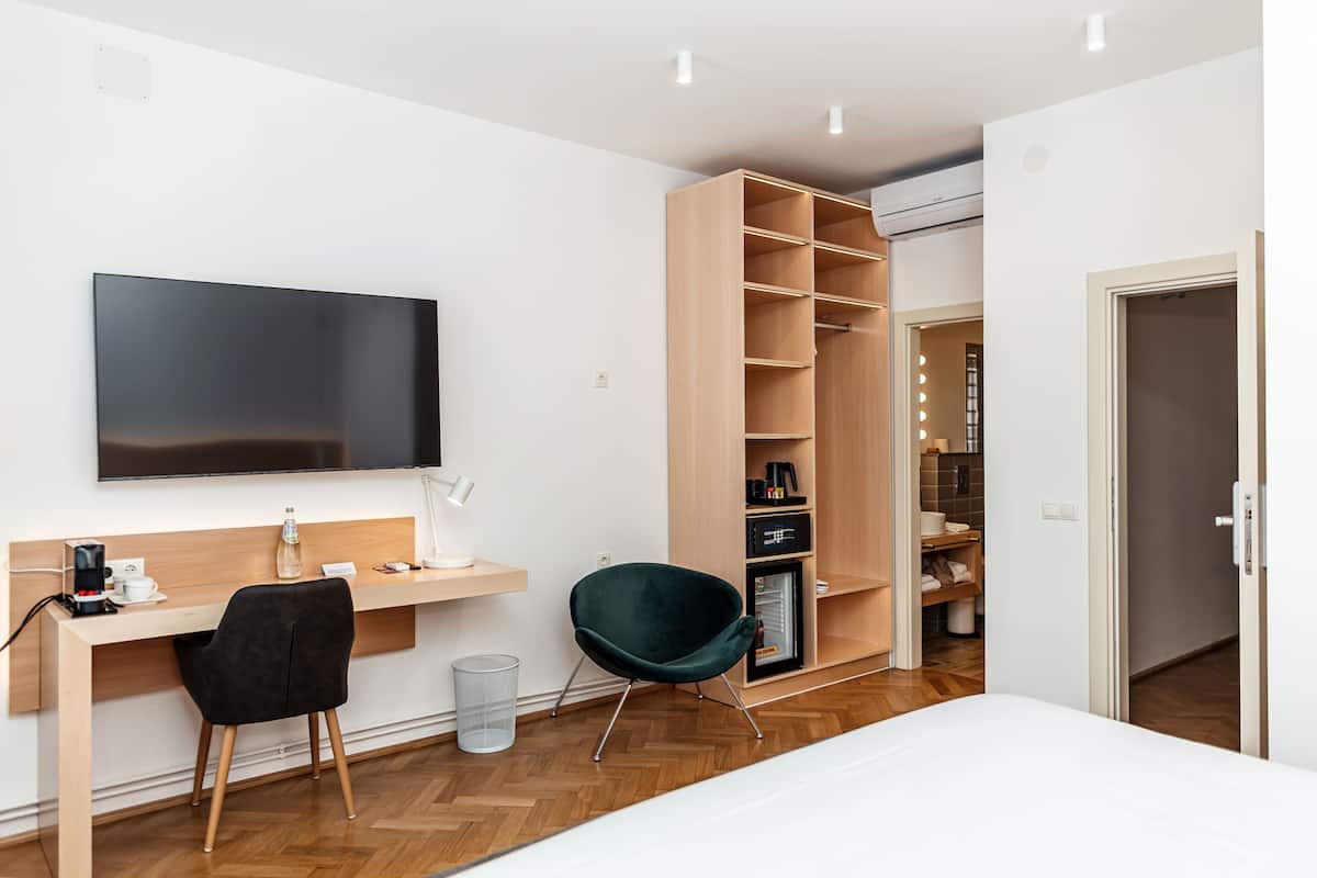 Double Room | Minibar, individually decorated, individually furnished, desk