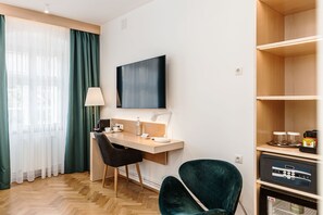 Minibar, individually decorated, individually furnished, desk