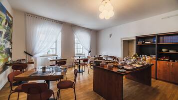 Desayuno buffet diario (RON 60 por persona)