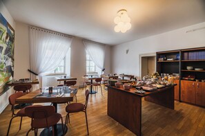 Café da manhã com buffet todos os dias mediante uma taxa