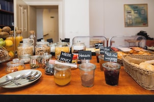 Se ofrece un desayuno bufé (60 RON por persona)