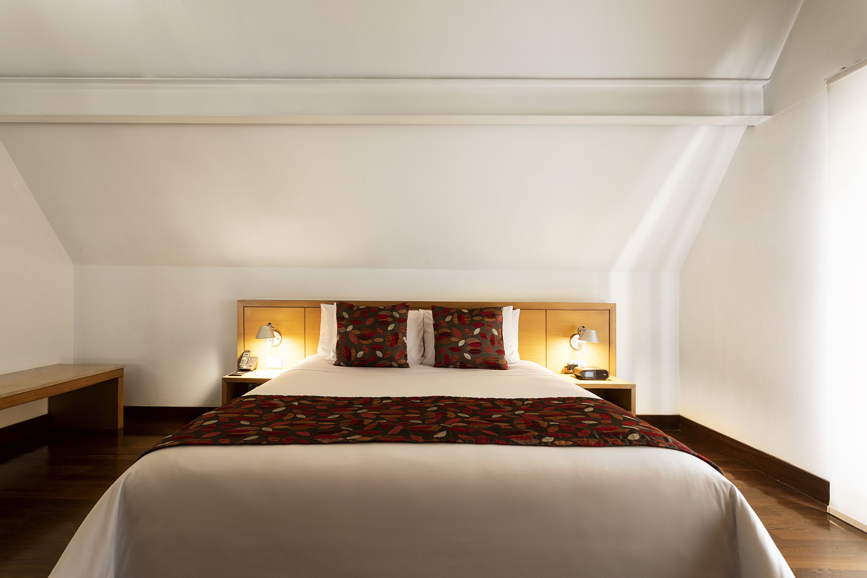 standard room, 1 queen bed | premium bedding, minibar, in-room safe, desk