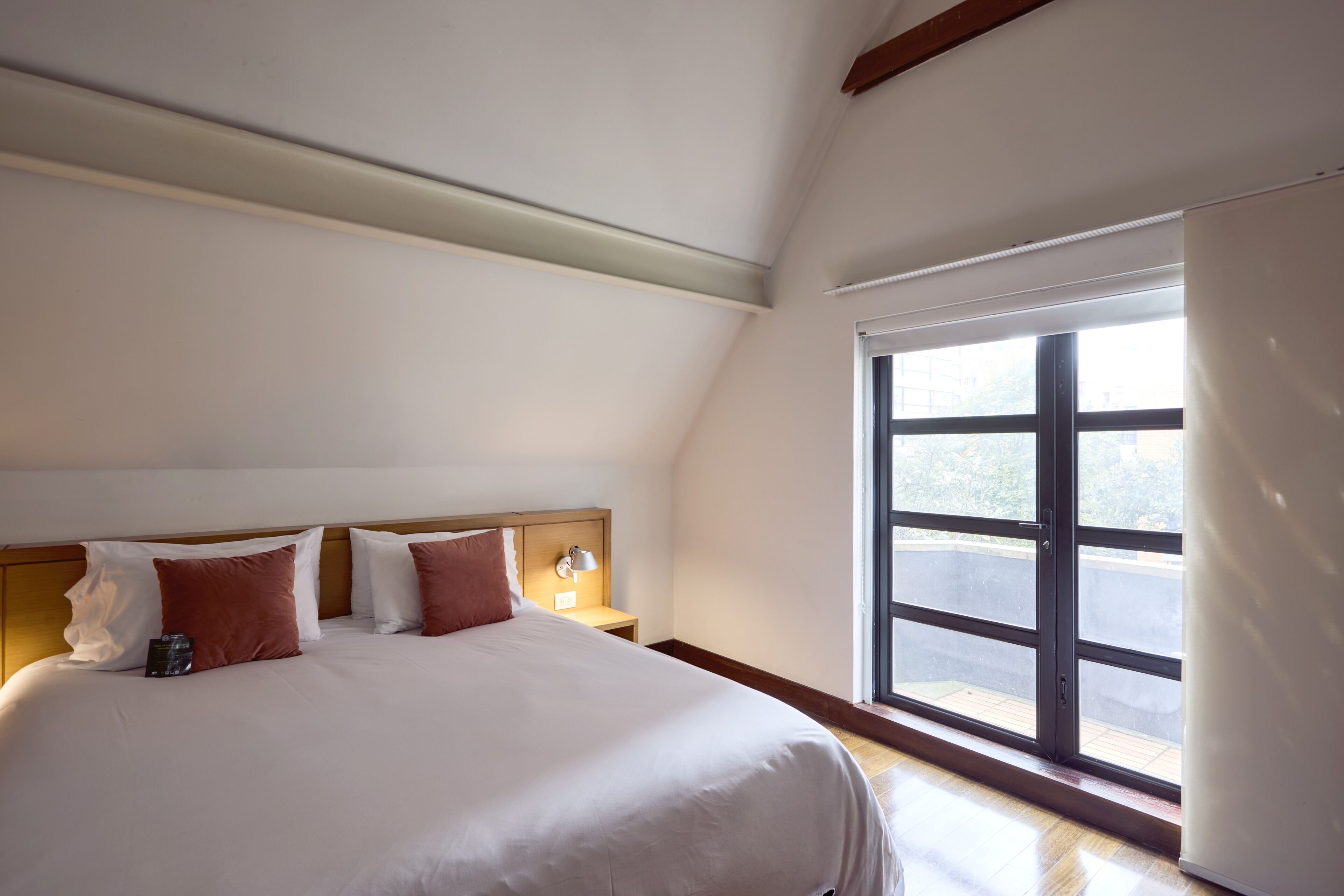 Junior kamer | Luxe beddengoed, een minibar, een kluis op de kamer, een bureau