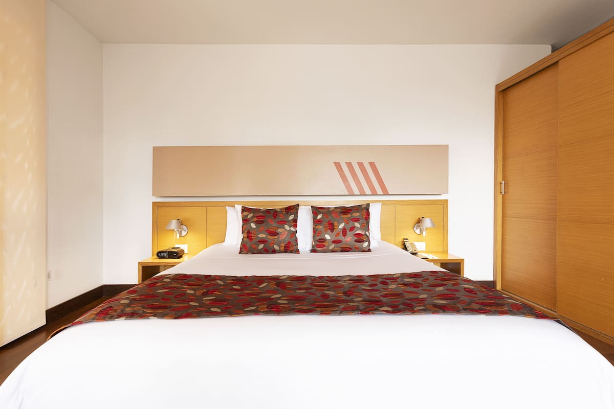 Hochwertige Bettwaren, Minibar, Zimmersafe, Schreibtisch
