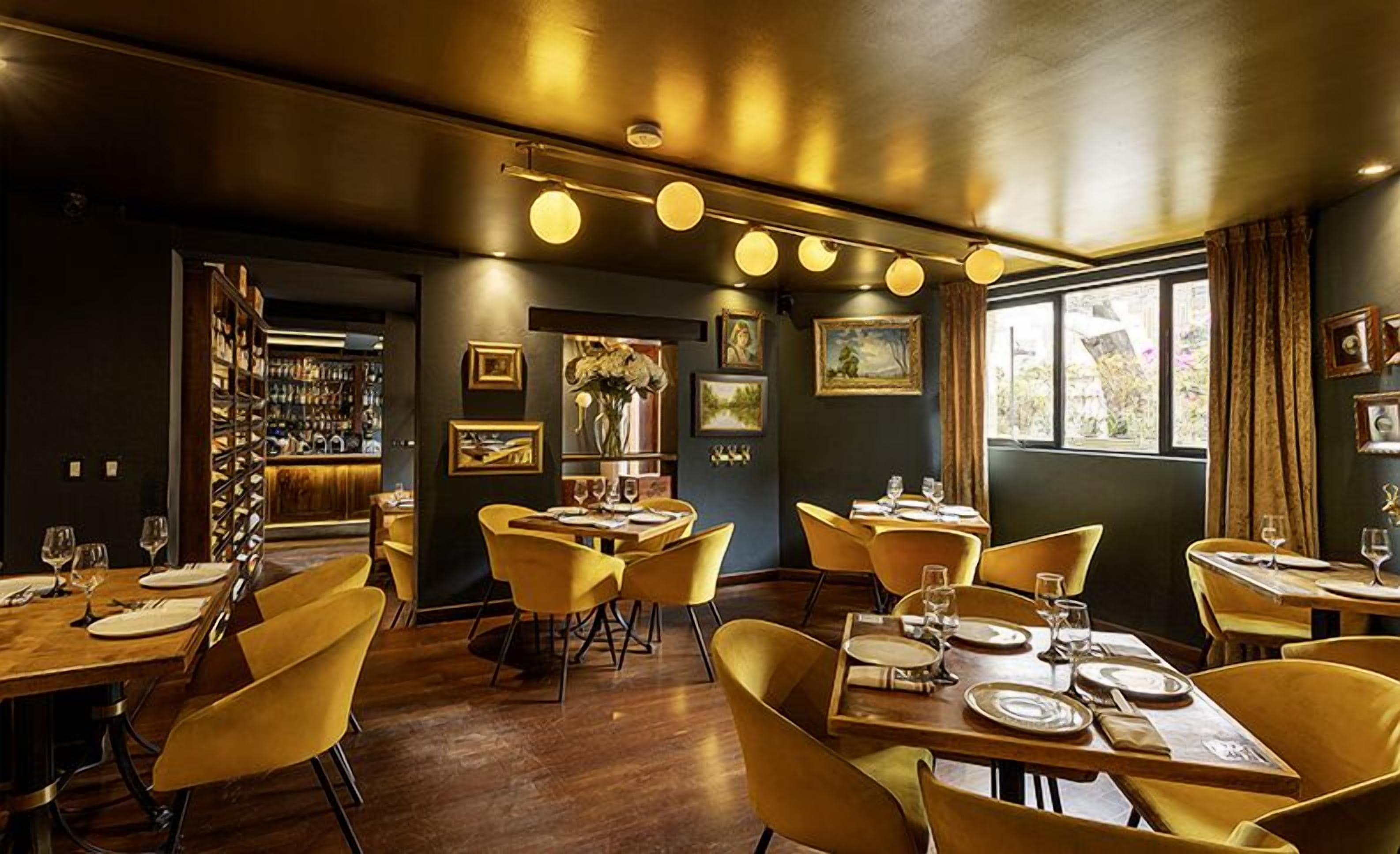 朝食、ランチ、ディナーに営業